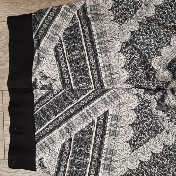 Abercrombie & Fitch black & white print leggings, size large - Picture 6 of 10